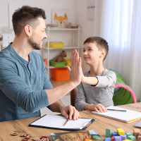 Engenheiro com filho autista consegue direito ao teletrabalho nos EUA